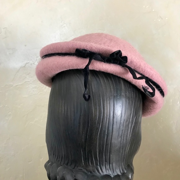 DASHING 1940s PINK \'MOHAIR\' FELT HAT WITH MATCHING JEWEL AND BLACK FEATHERS main image 9